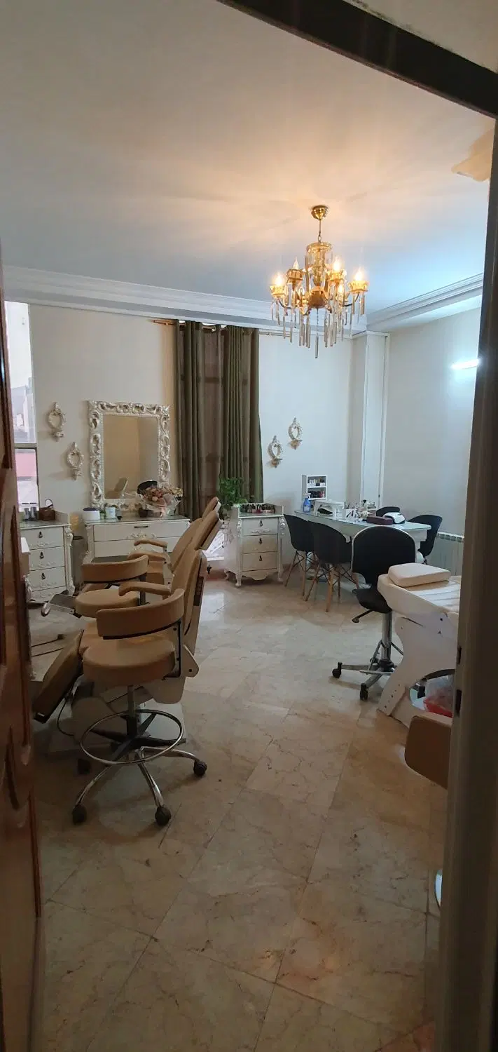 اتاق ناخن. مژه. رنگ