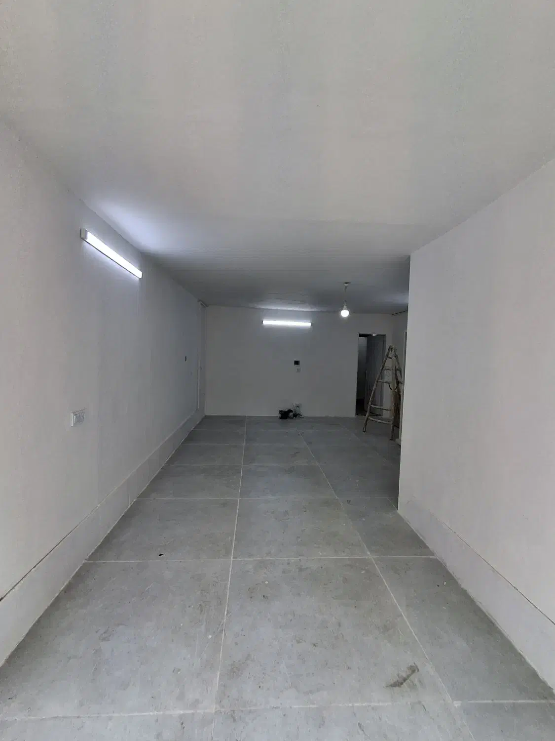 مغازه حاشیه خیابان اصلی