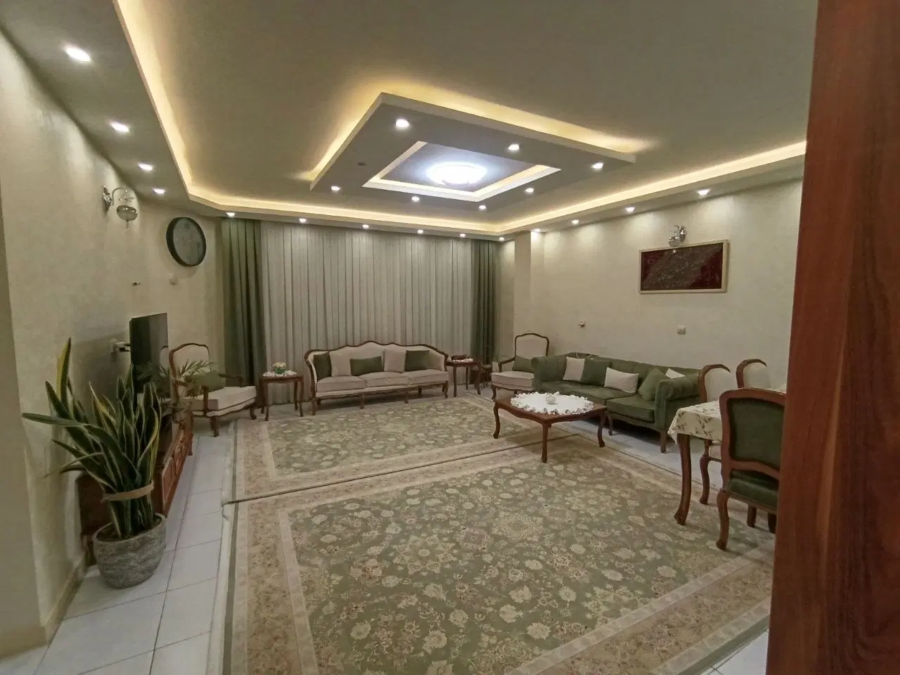 آپارتمان تمیز و دلباز 100 متری آماده سکونت