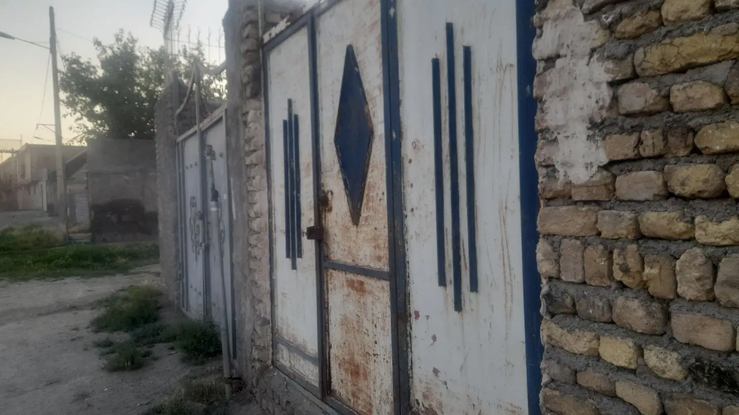 زمین دور دیوار ملکی خواج ربیع مهرمادر