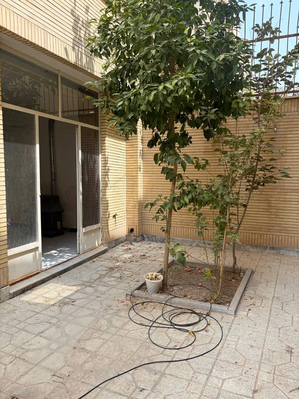 هم کف یک خوابه پارکینگ دار ، حیاط اختصاصی