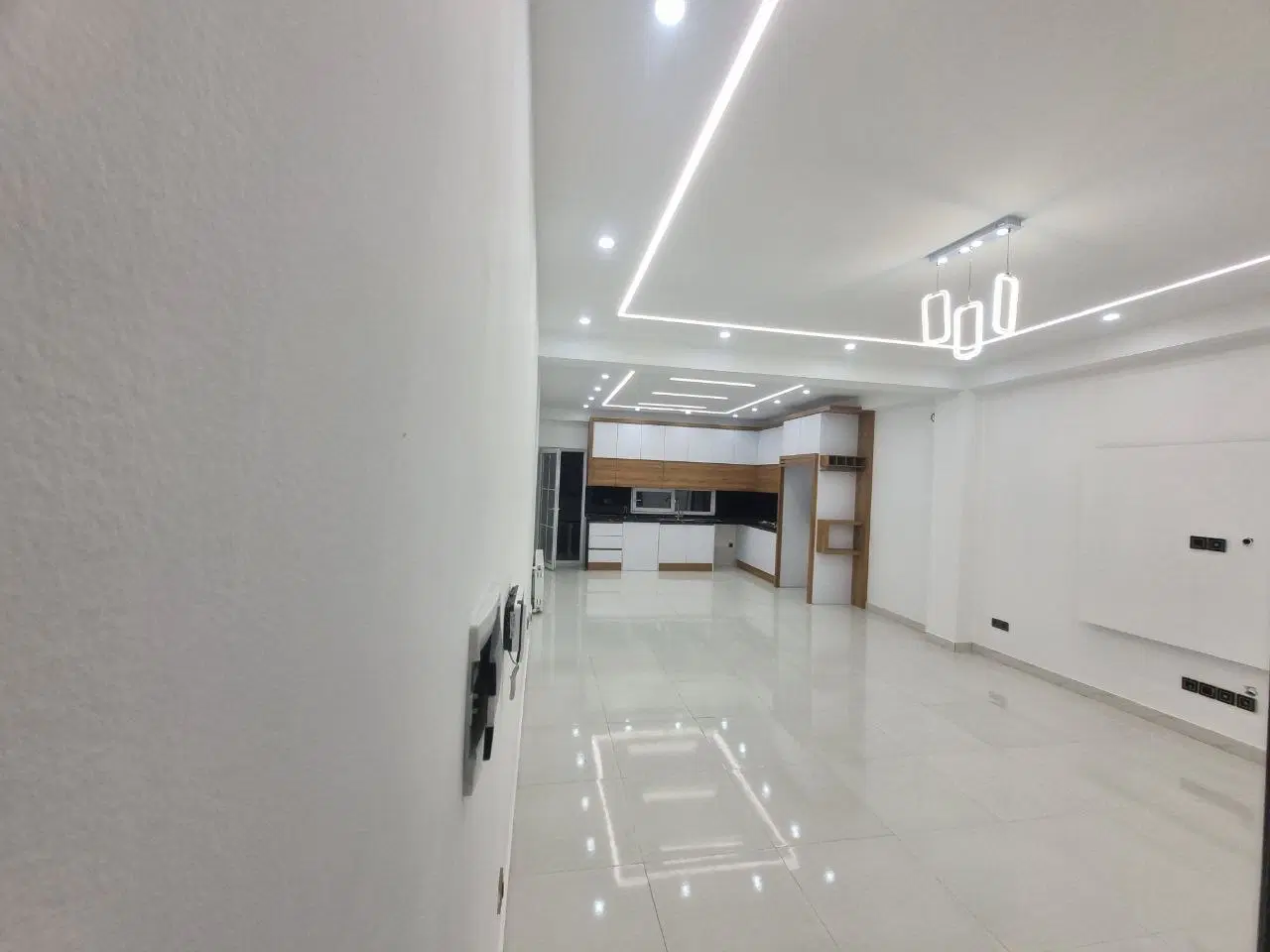 ویلای نوساز شهری بر اتوبان رشت لاهیجان سنددار
