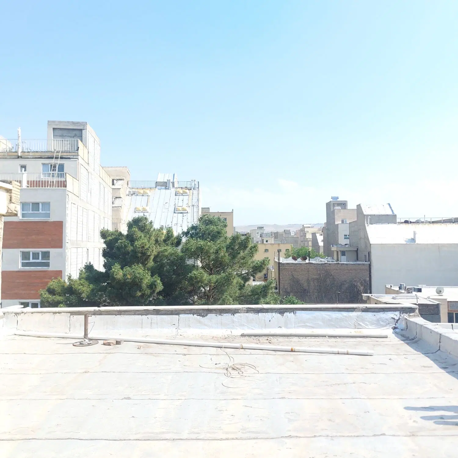 حیاط سه طبقه دلباز نصف راه