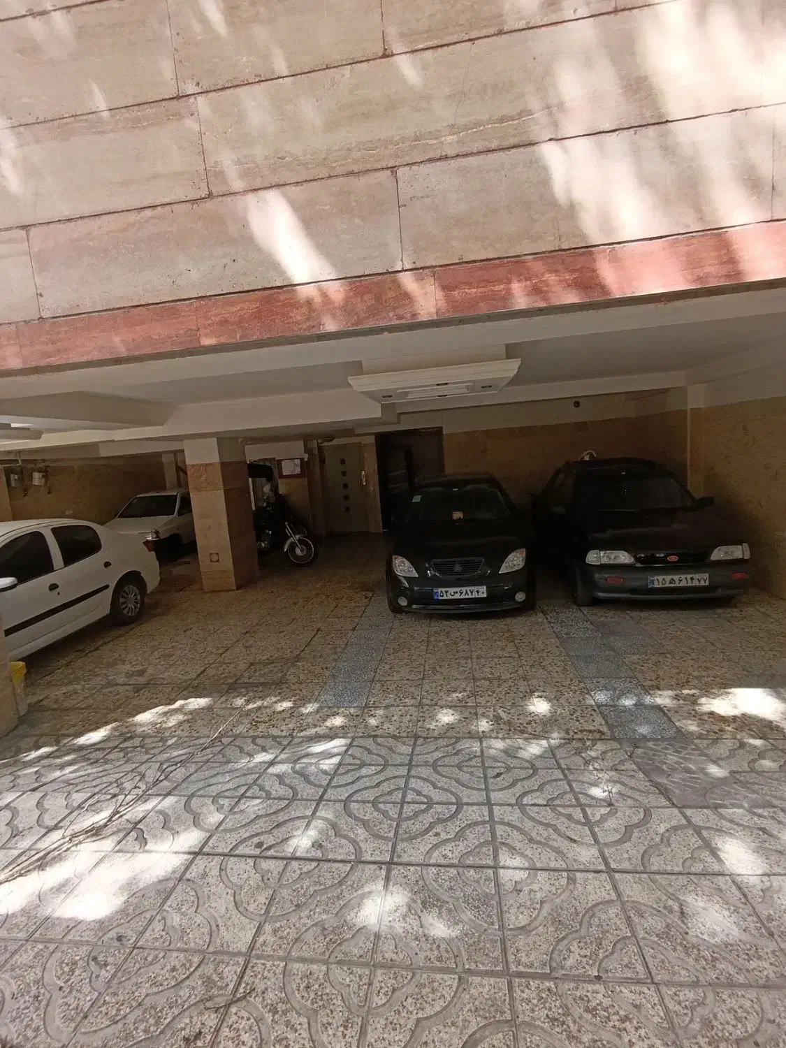 ۷۰ متر ( پارکینگ )