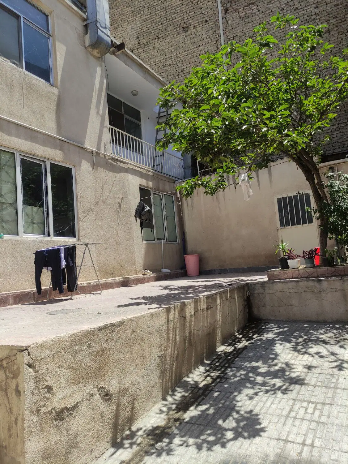 ۱۵۰ متر زمین دک طبقه ۸۵ متری دربست حیاطدار