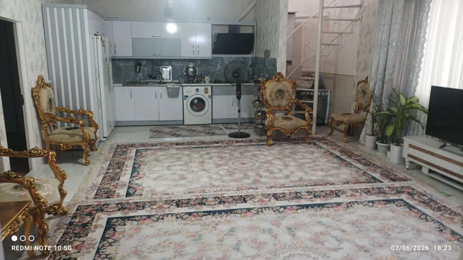آپارتمان ۹۵متر وحید۱۱ داخل کوچه ۲متری درب روب رو