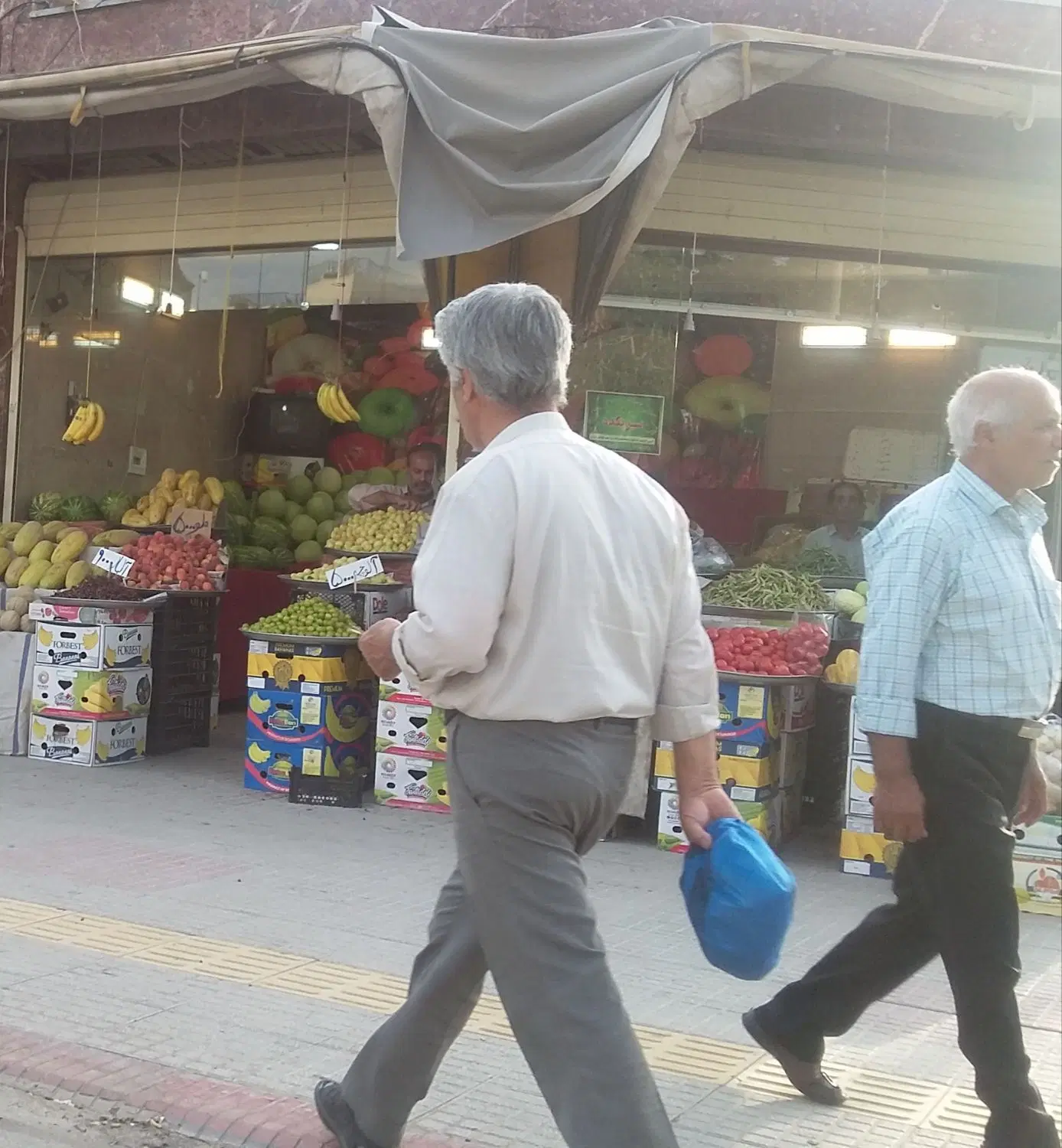مغازه در خیابان وحید