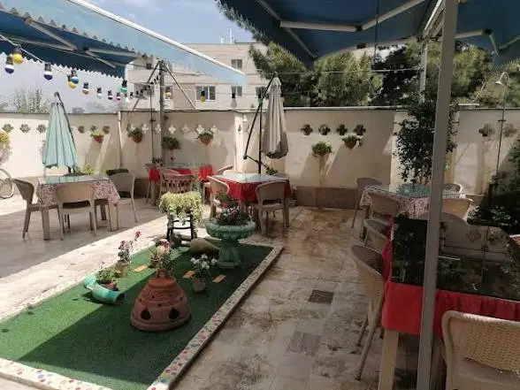 حیاط دربستی جهت کافه رستوران نیازمندیم