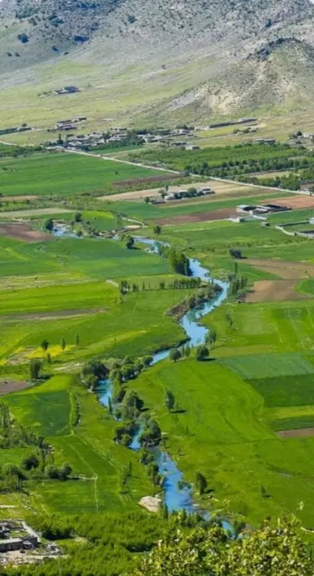 زمین دشتروم پشت مغازه.