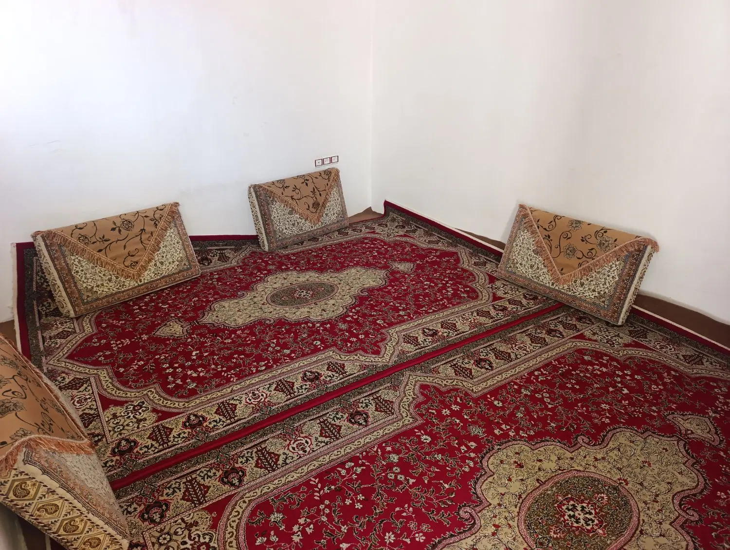 ملک کلنگی و قابل سکونت نزدیک بازار فروش فوری