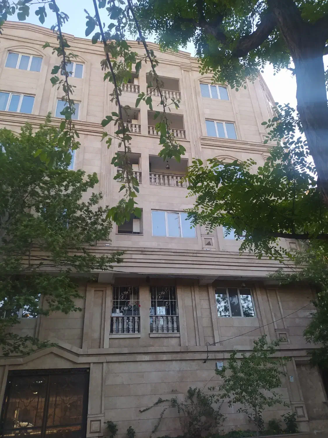 فروش آپارتمان   سند دار سه خواب ۱۳۰ متری