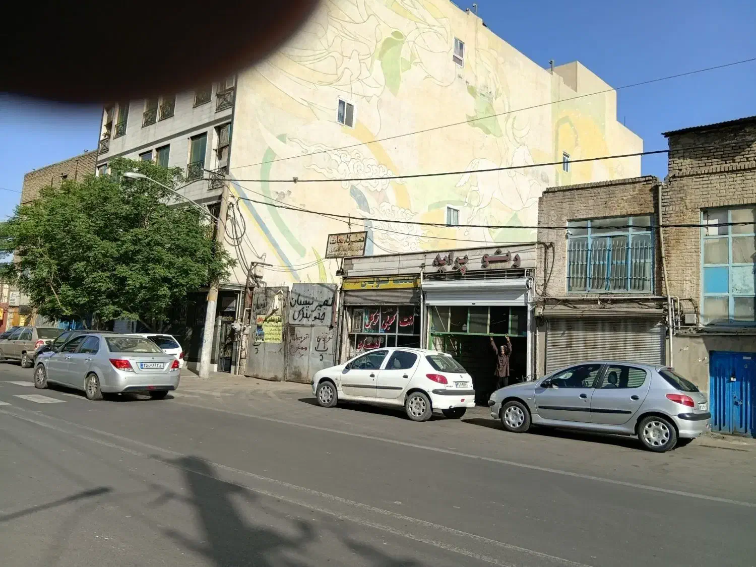 گاراژ ۱۴۲۰متر  واقع خیابان شهید غلامرضایی