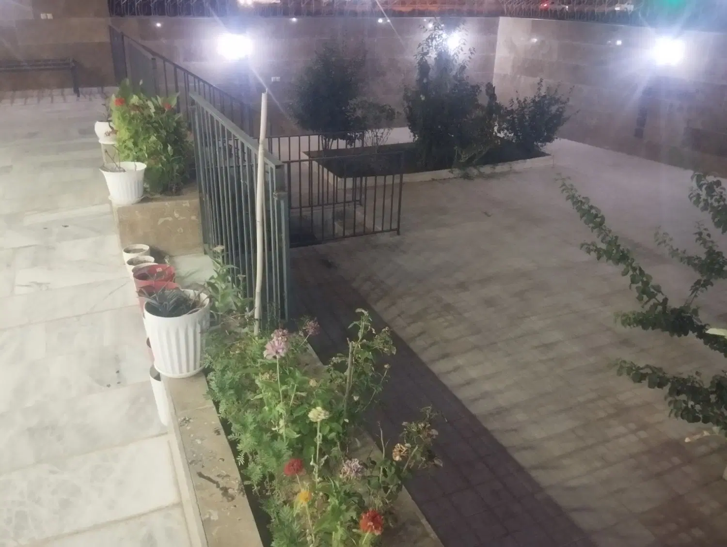 فروش آپارتمان سه خوابه با حیاط اختصاصی