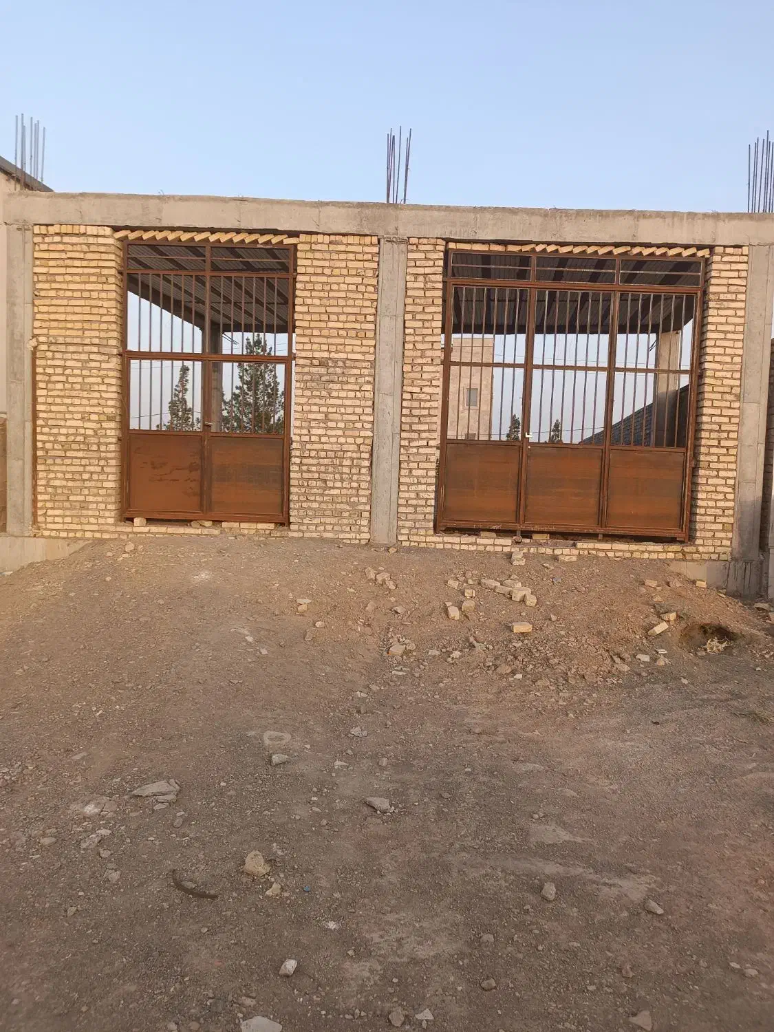 ساختمان نیمه کاره تجاری مسکونی