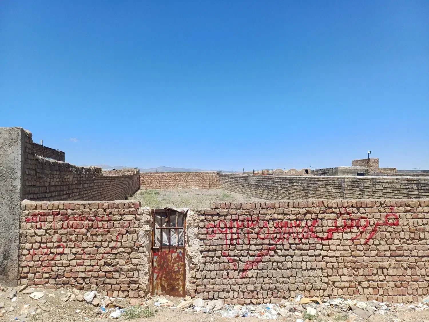 زمین چهاردیواری روبروی شهرک کوثر