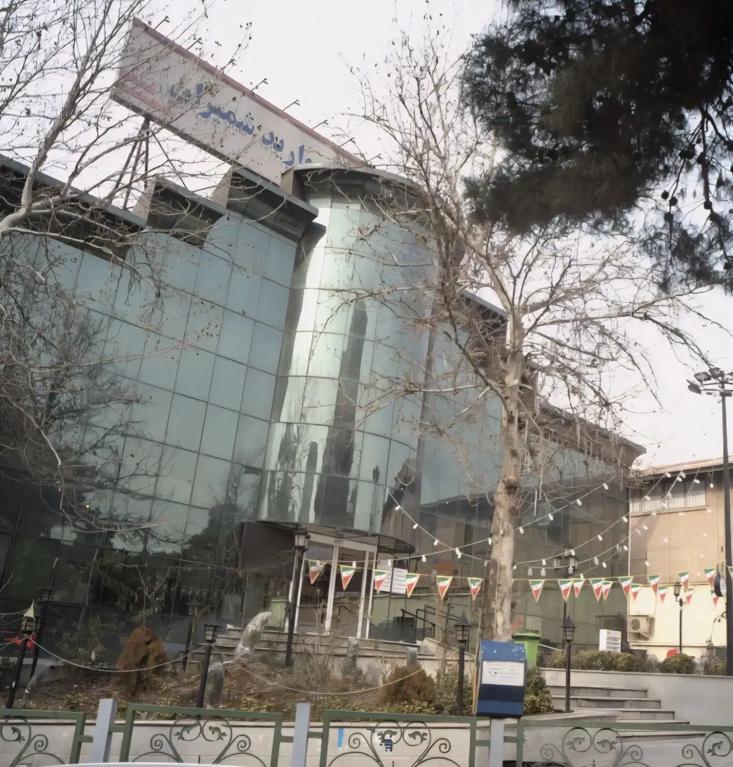 ۲۱ متر پاساژ مروارید اتوبان ارتش طلا فروشی