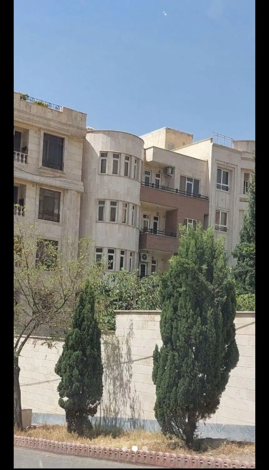 ۱۱۸متر روبه نما طبقه ۳  لوکیشن قوی میدان گلستان