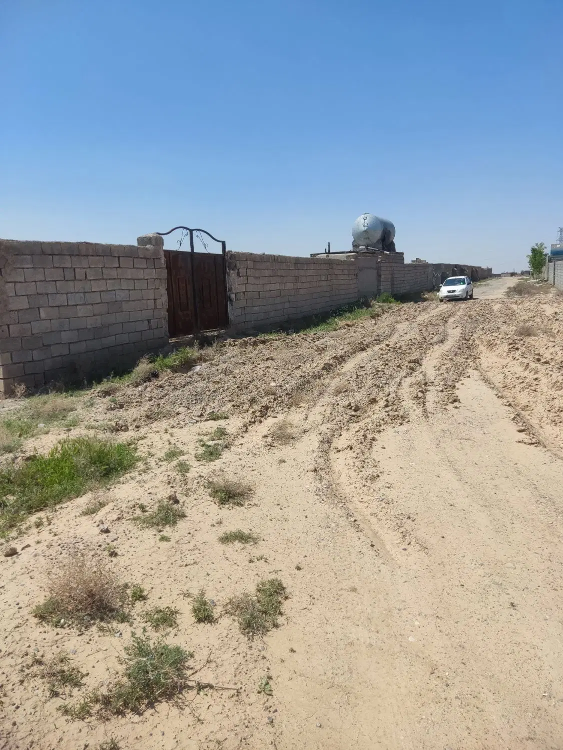 زمین دور دیوار ۳۰۰۰متری شاهنامه
