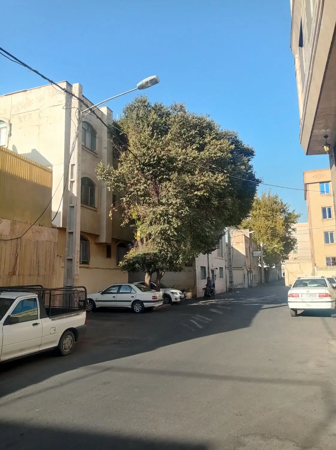 خانه فروشی سه طبقه روی پارکینگ((زیر قیمت))