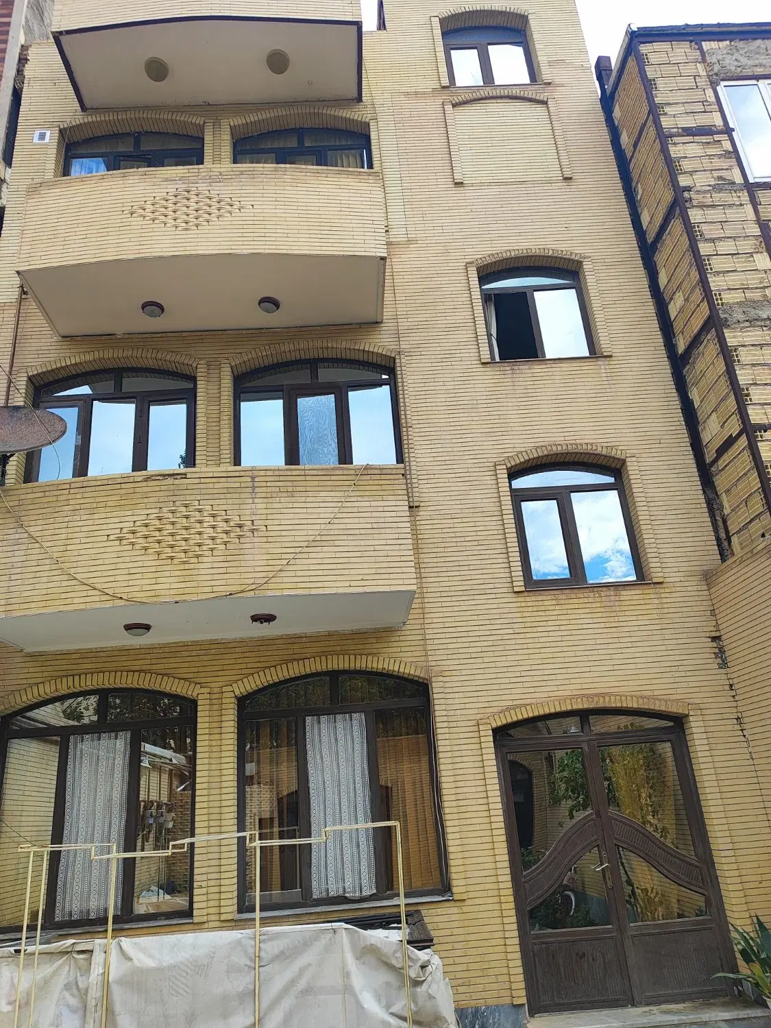 باغمیشه ، ساختمان سه طبقه شمالی