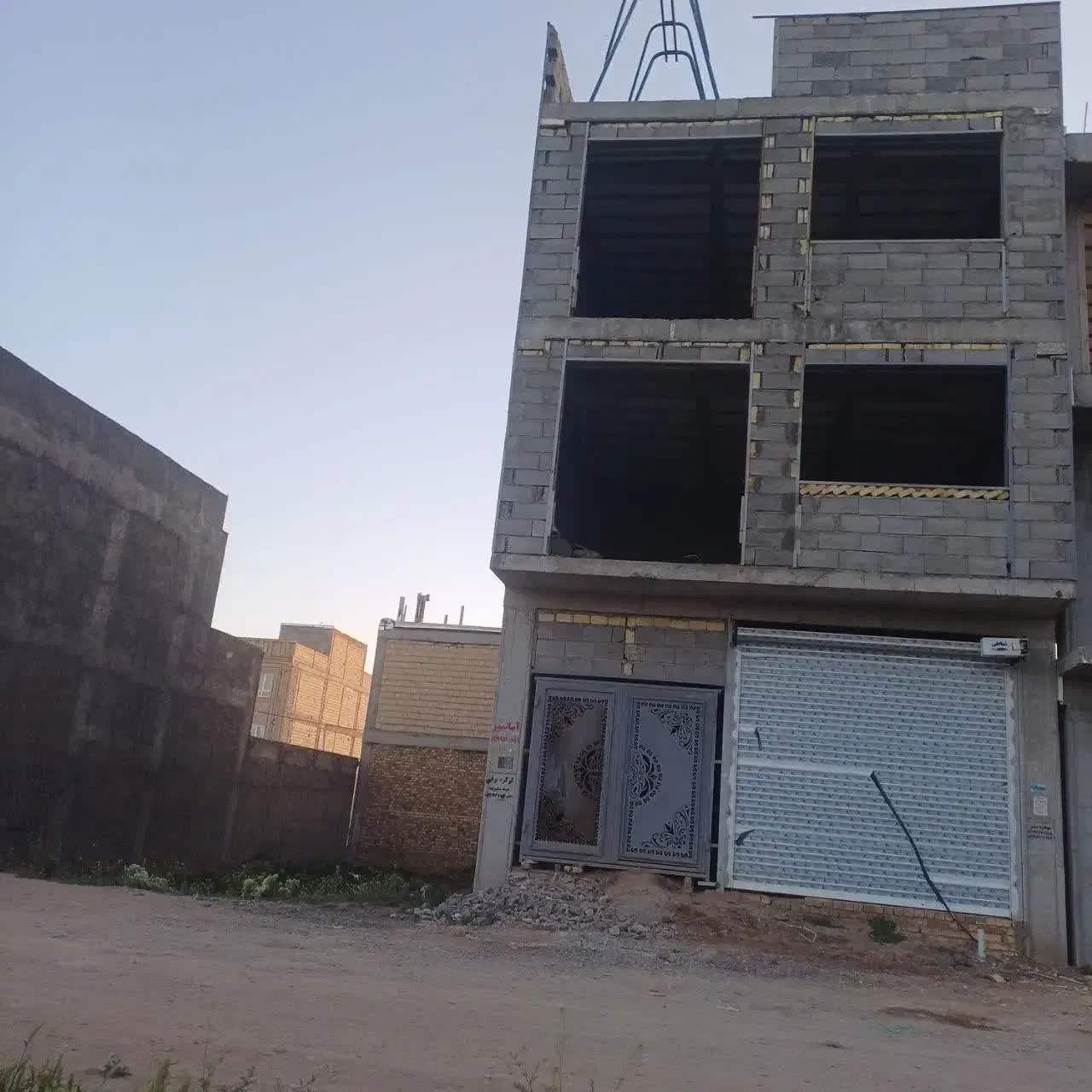 ساختمان نیمه کاره واقع در فرهنگیان