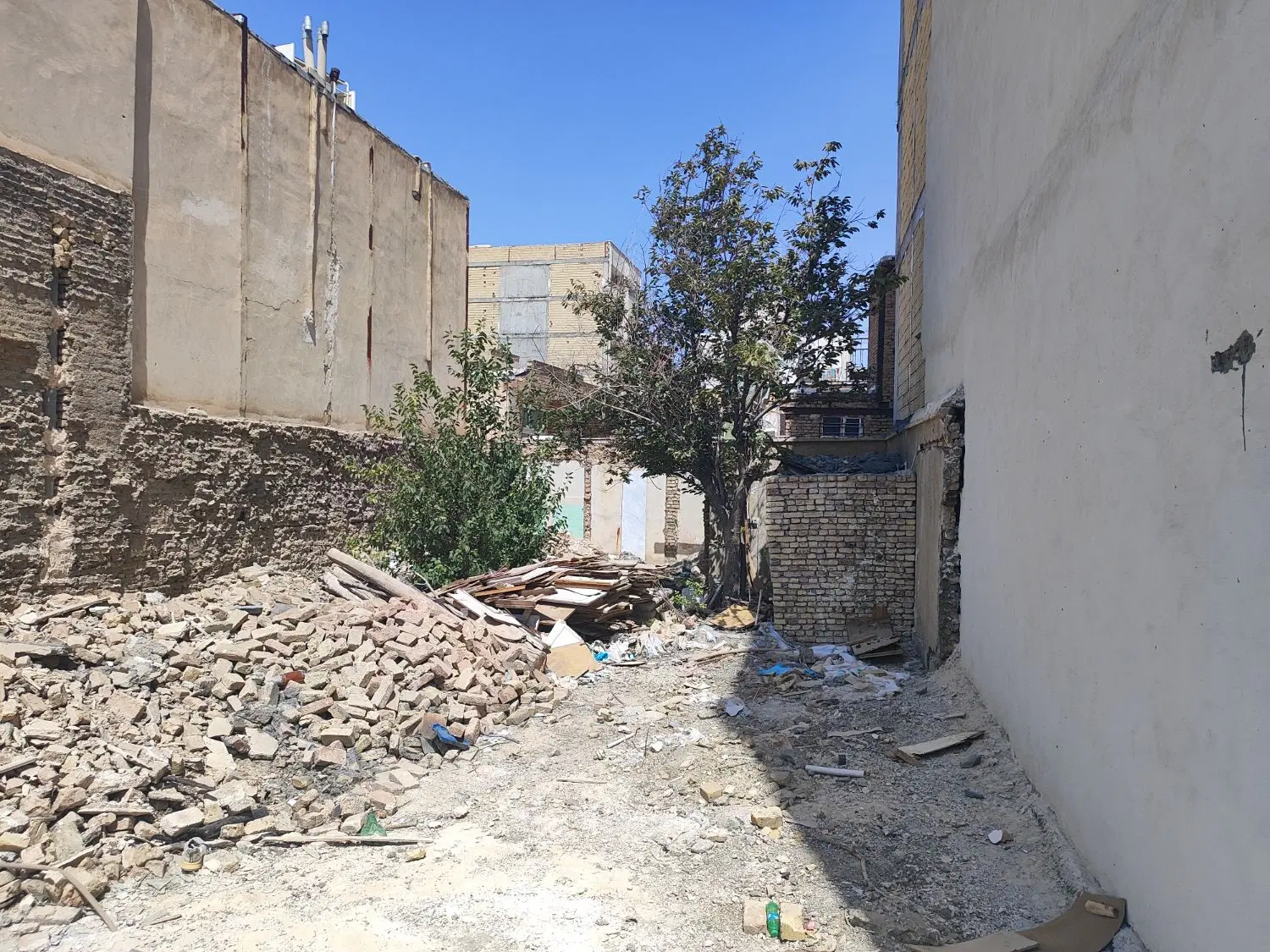 زمین ۱۶۰ متری میرزاطاهر