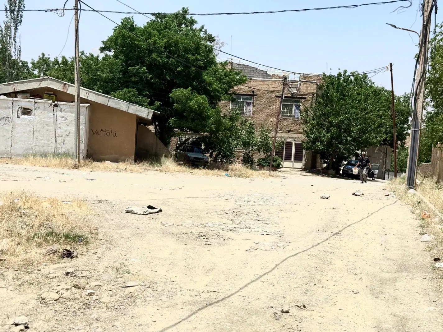 زمین سنگستان روبرو اردوگاه نصر