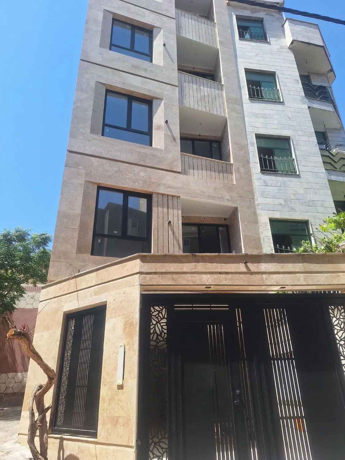 ۲۵۰ متر نوساز ۵ طبقه تک واحدی آسانسور۲پارکینگ
