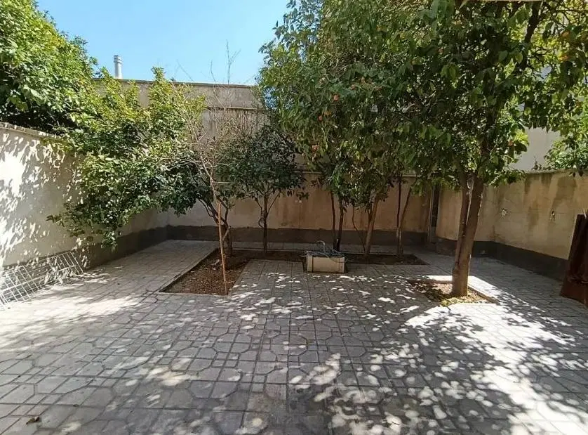 ویلایی_درب از حیاط_تاپ لوکیشن