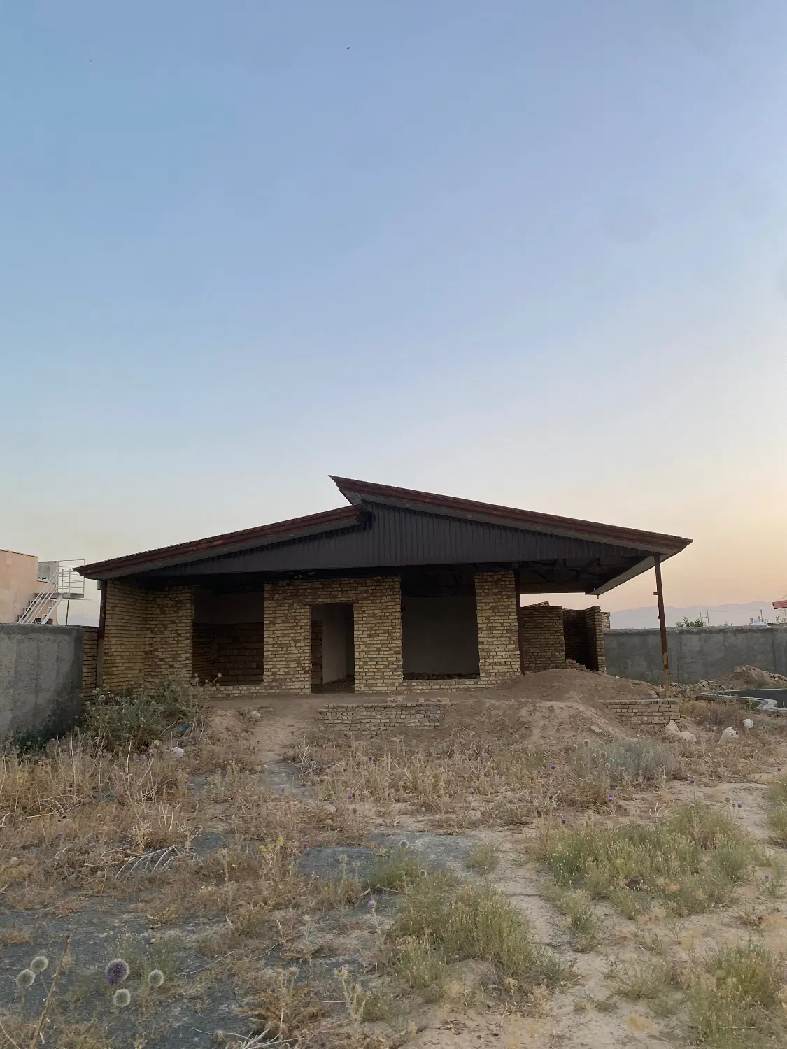 ویلا نیمه کاره دارای برق (جاده میقان)