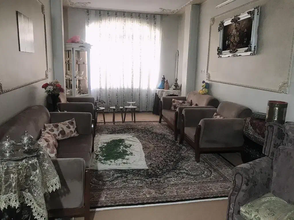 ۱۱۰ متری طبقه اول میدان حافظ