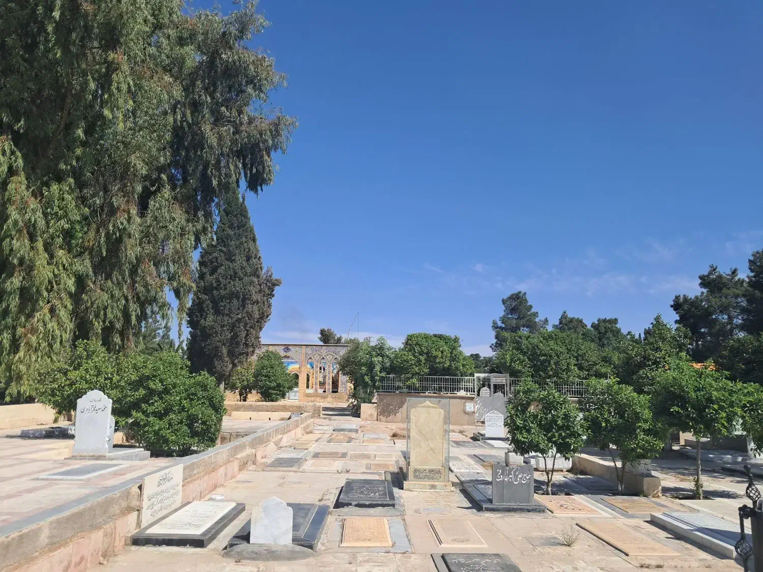 قبر در دارالرحمه شیراز