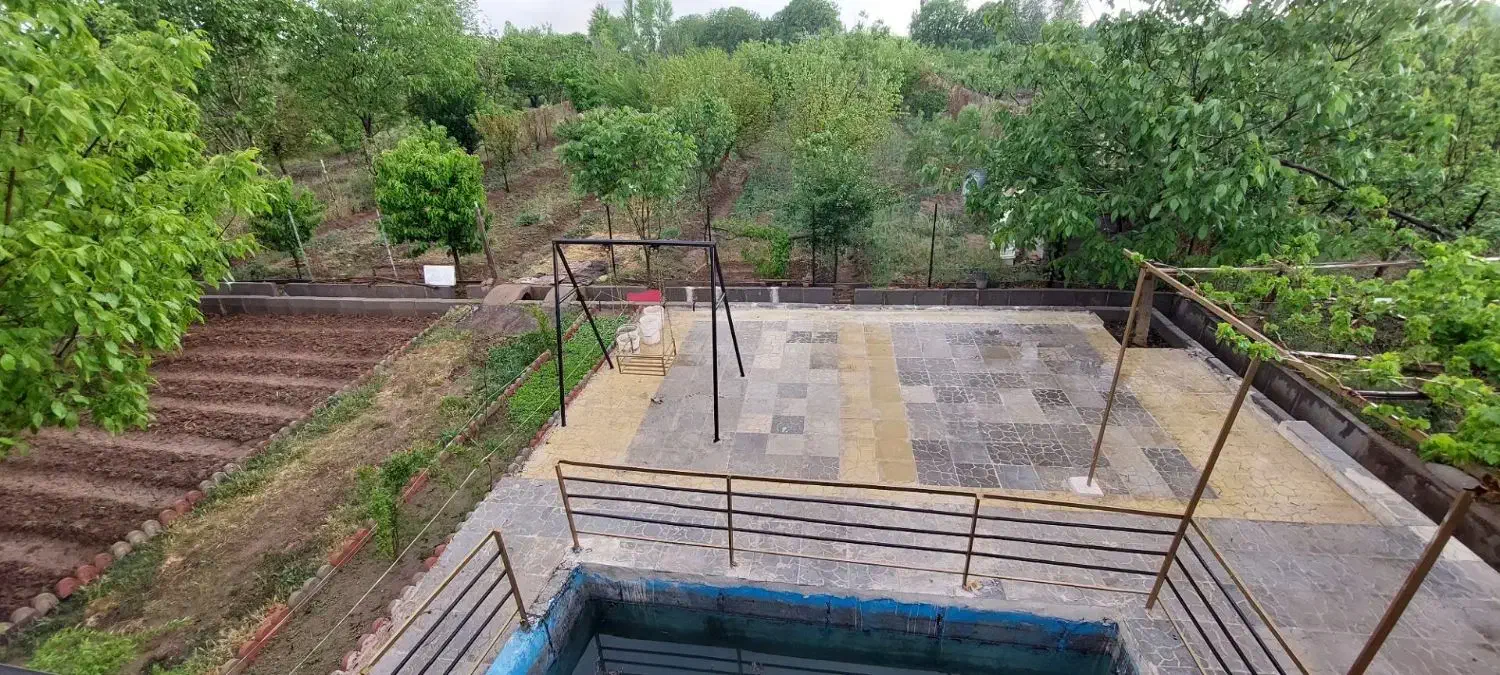 باغ با بنا و استخر