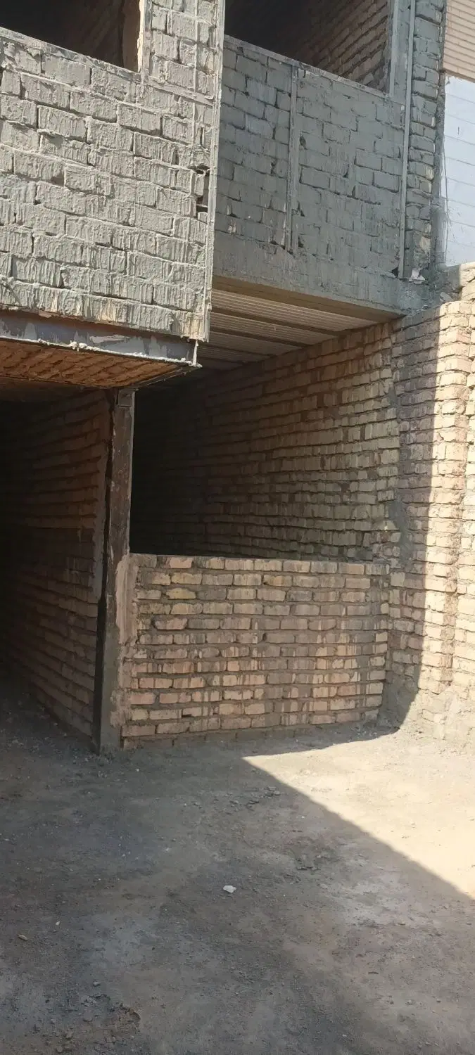 خانه نیمه کاره از آجر در رفته