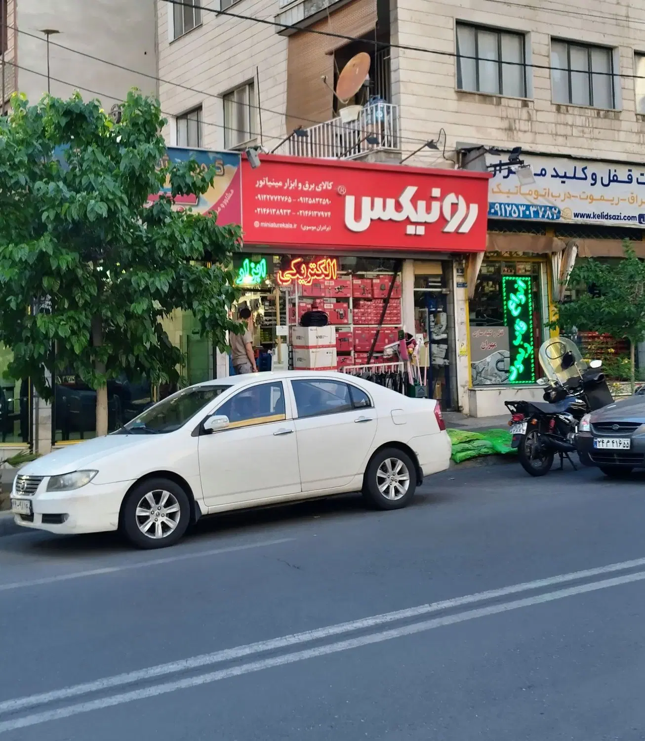 مغازه ۱۵متری بر خیابان اصلی (هجرت)