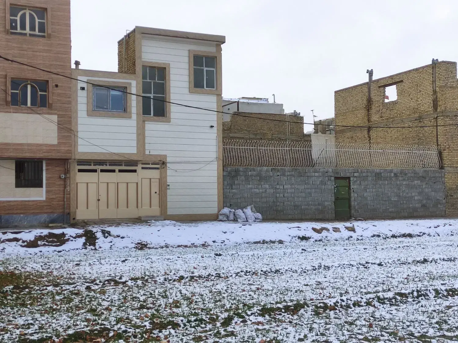 چهار دیواری زمین با سند و مجوز ساخت سقف رهنان