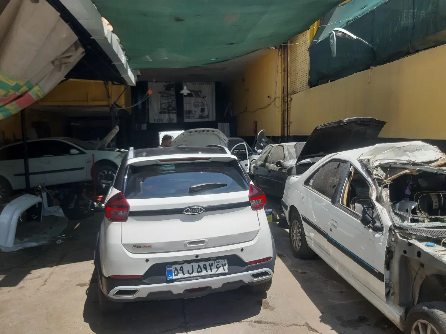یک باب مغازه واقه در گاراژ