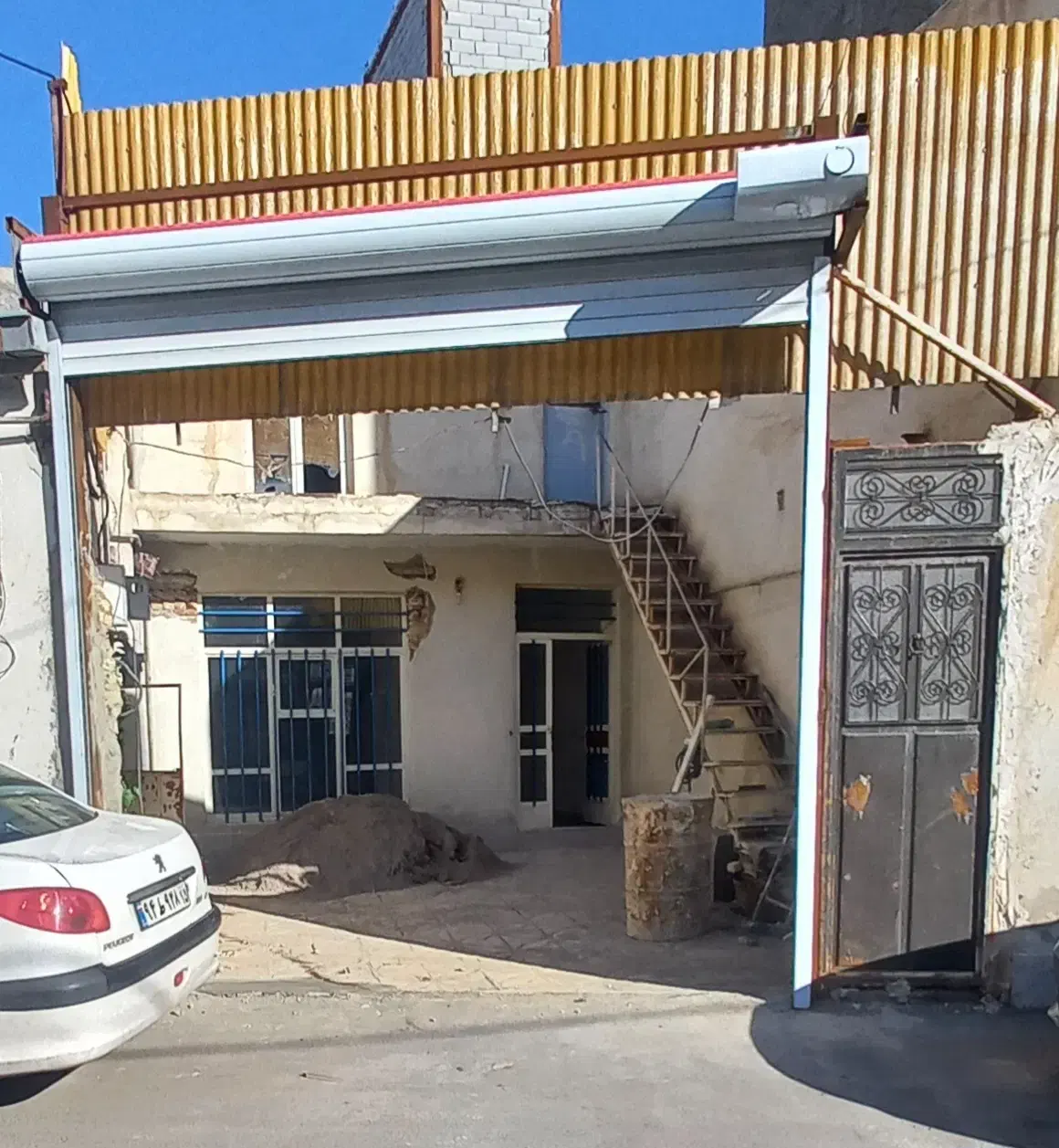 یک باب حیاط کارگاهی