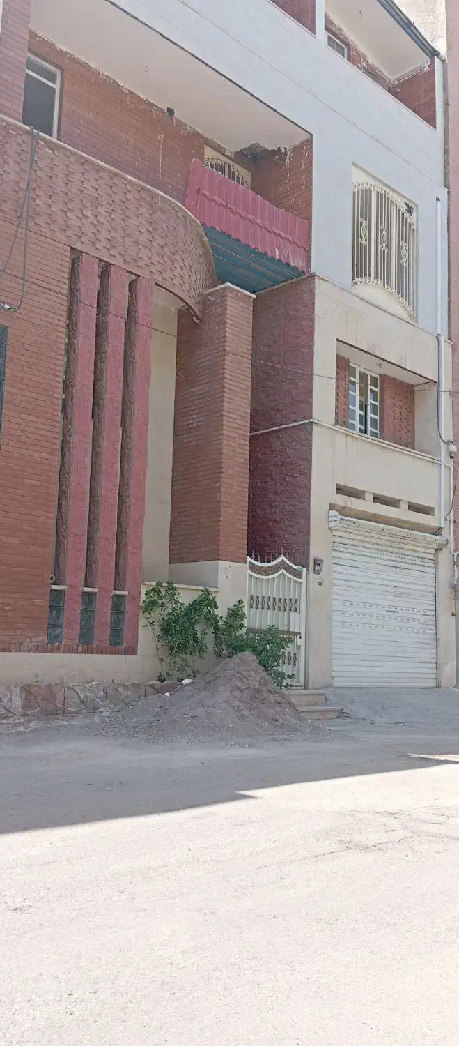 خانه چهار طبقه در قلب بلوار پزشک