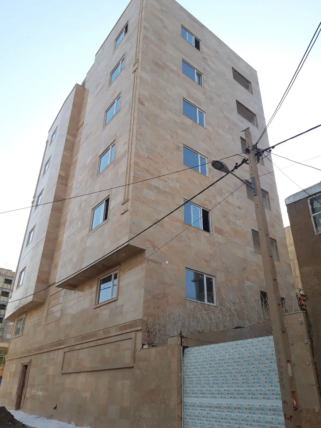 واحد محدوده صائب وفیاض حاشیه خیابان سه نبش