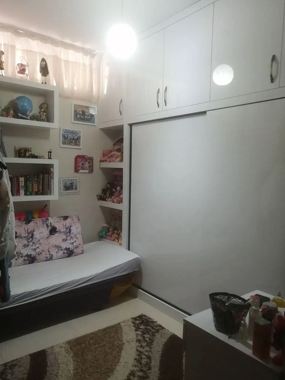 همکف با ۵۰ متر حیاط اختصاصی و ۲ جای پارک  خودرو