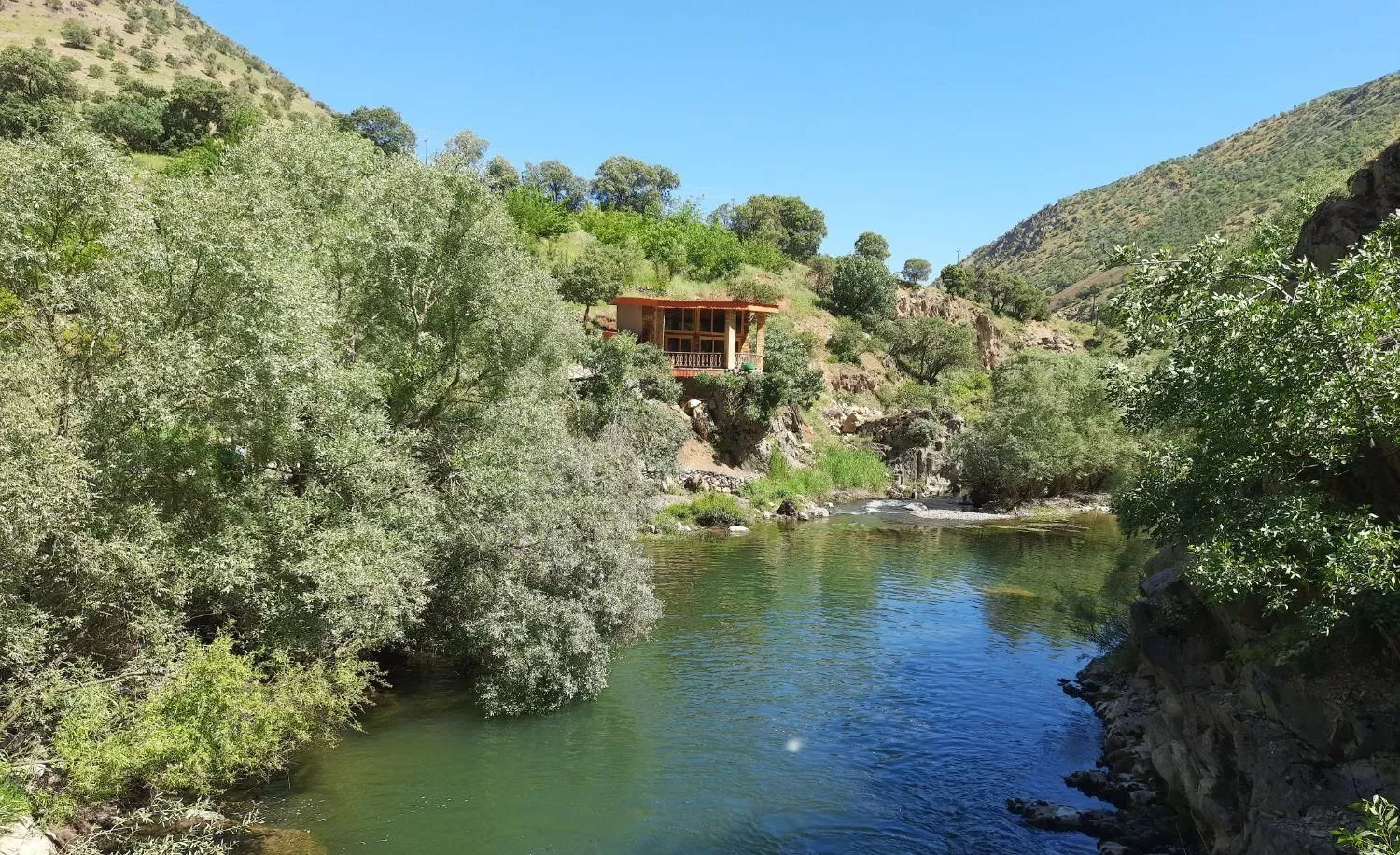 ویلا باغ . کلبه چوبی