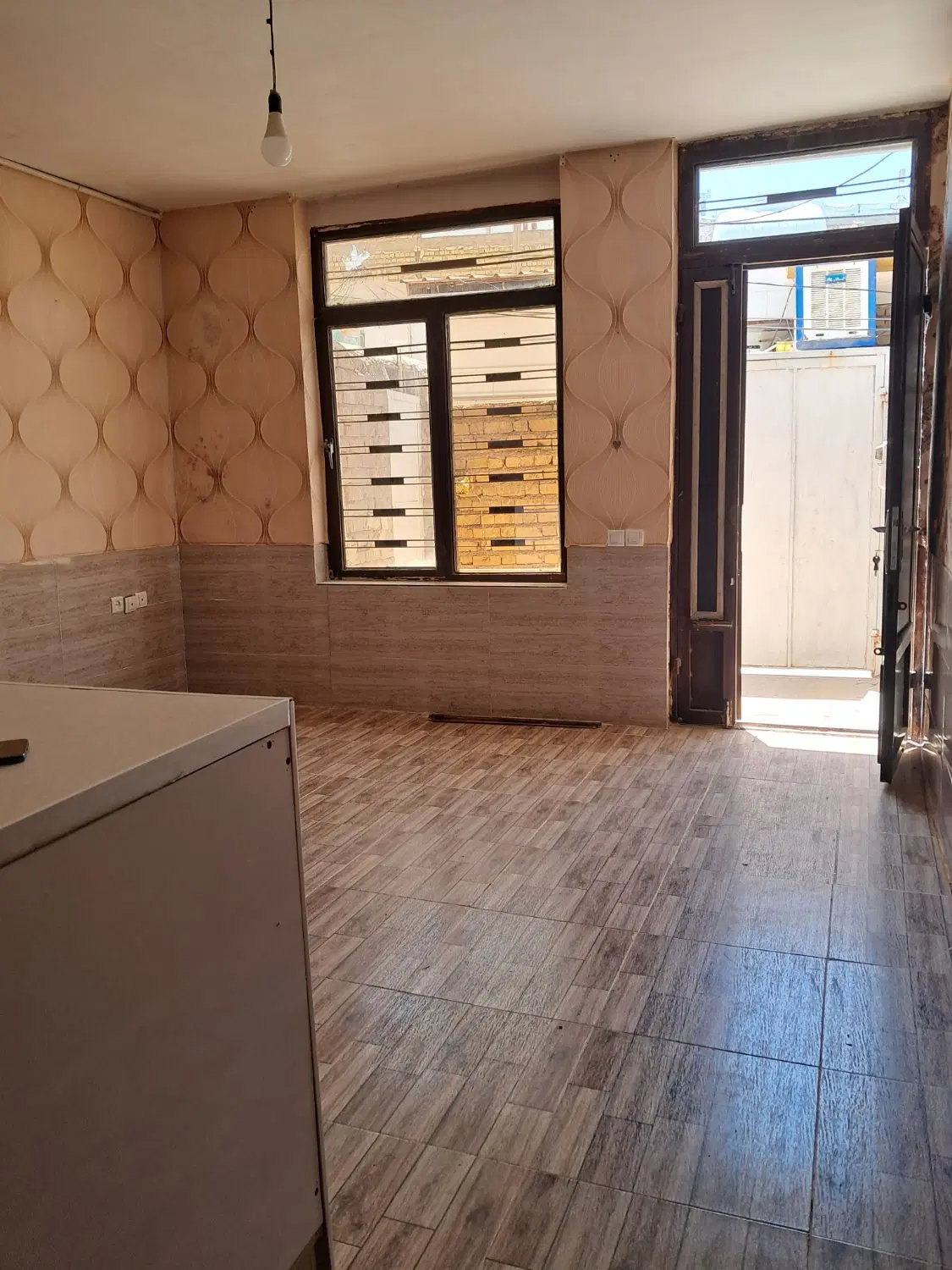 یک طبقه ماه فیروزان