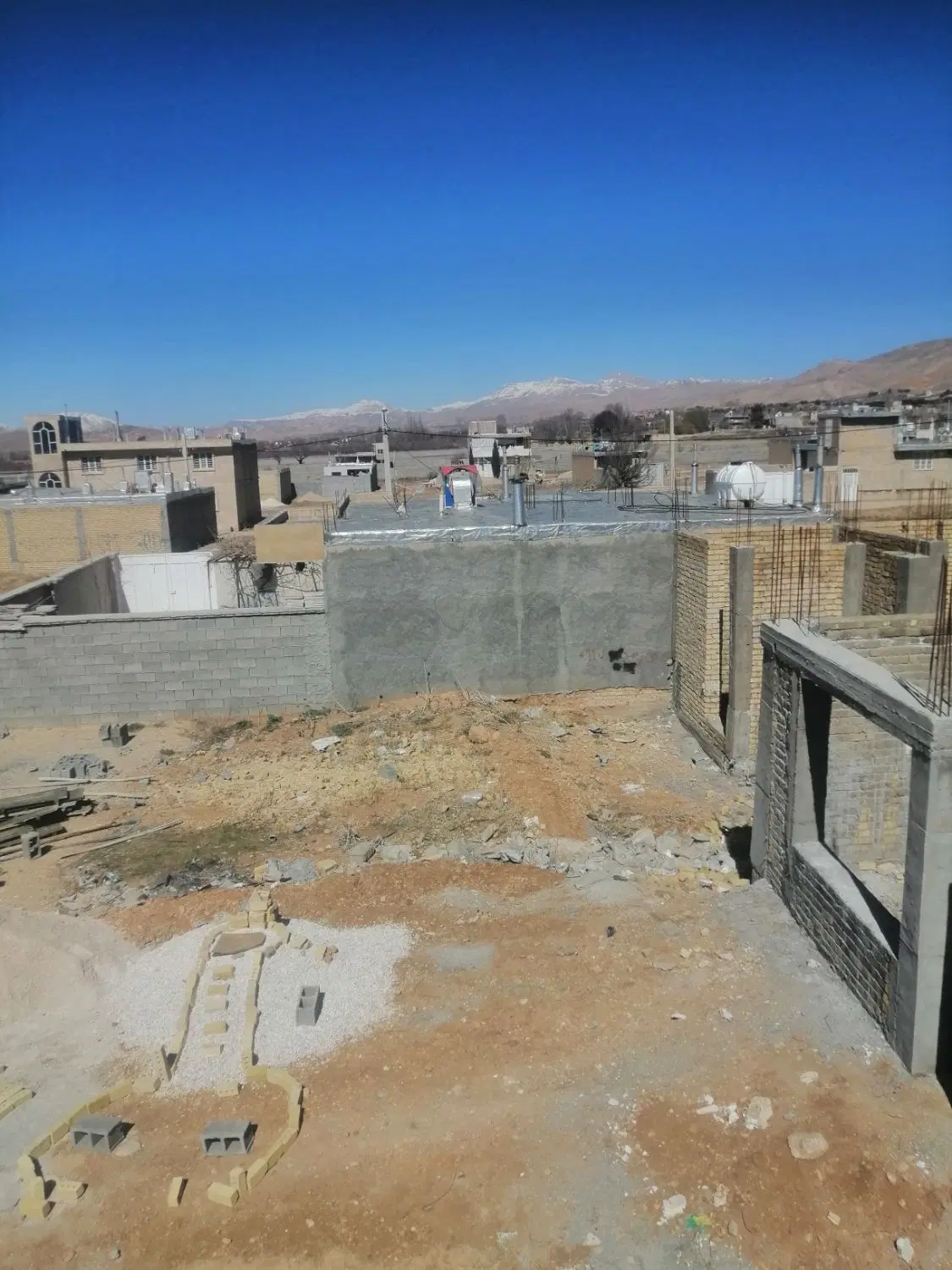 اسکلت زیر سقف سپیدان هماشهر