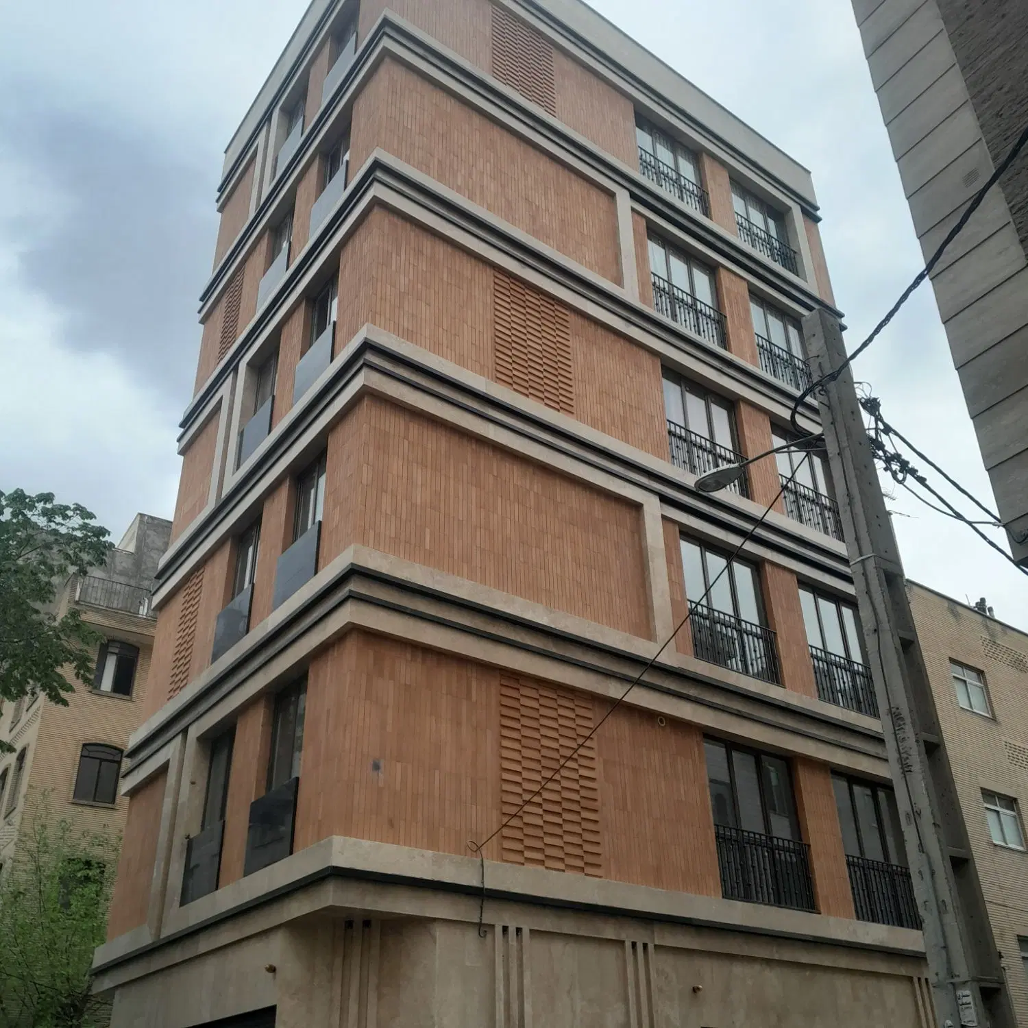 ۷۴ متری با پارکینگ وانباری وبالکن
