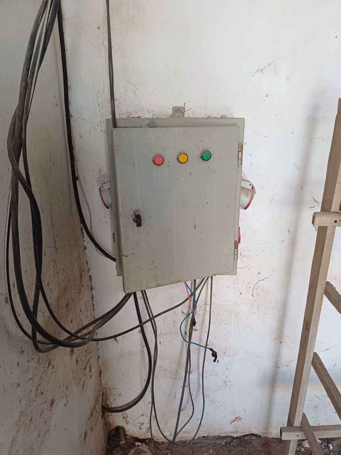 فروش یک زمین چهاردیواری در شمس آباد