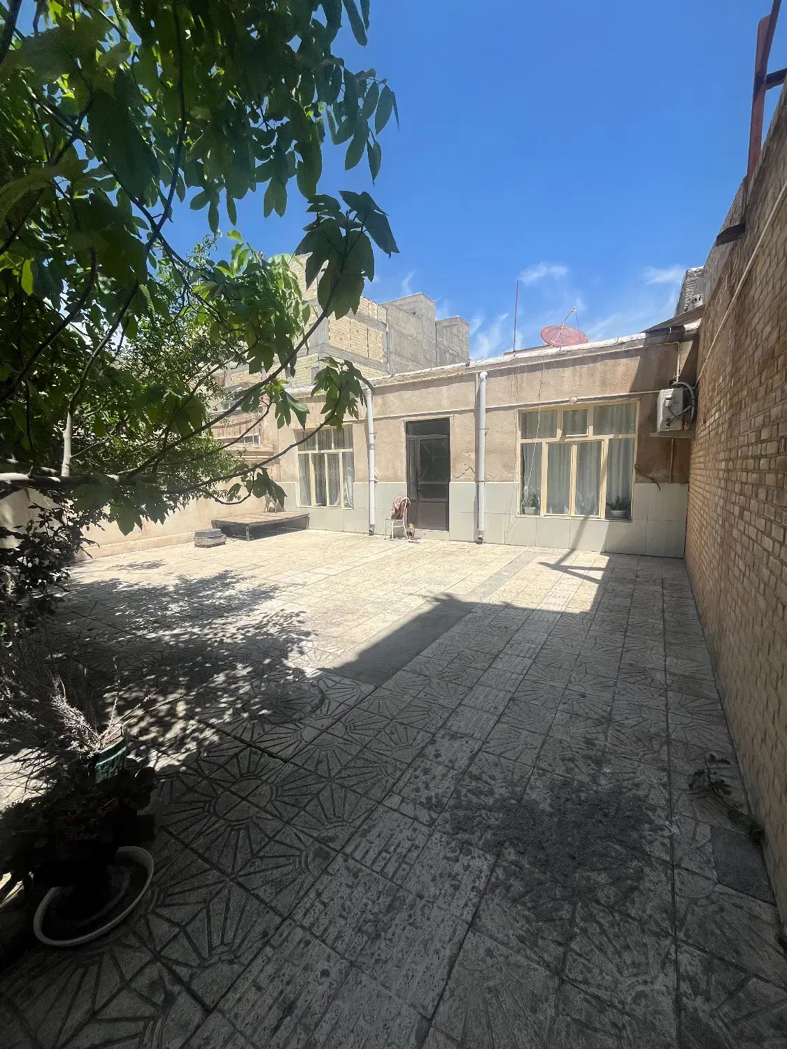فروش حیاط کلنگی ( بهار ، علی سیاهپوش ، منجم )