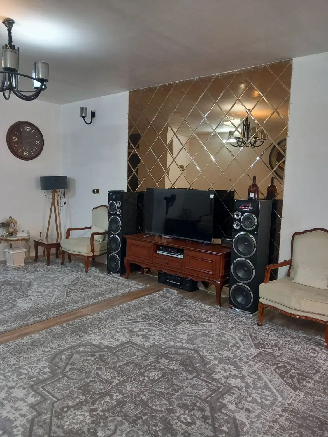 ۸۵ متری همکف_۲ خواب با پارکینگ اختصاصی (زیر قیمت)