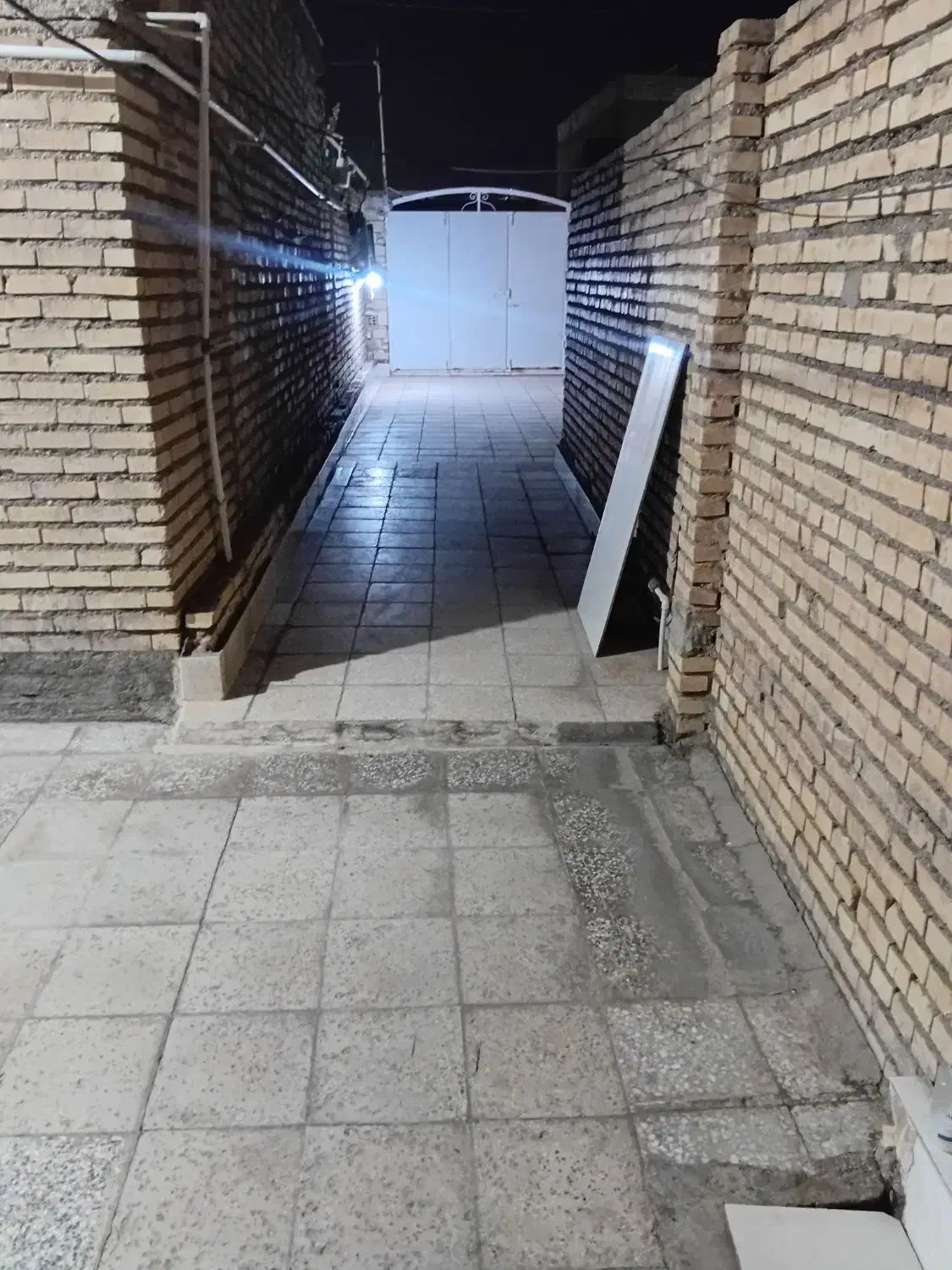 سلام این خانه بفروش می‌رسد
