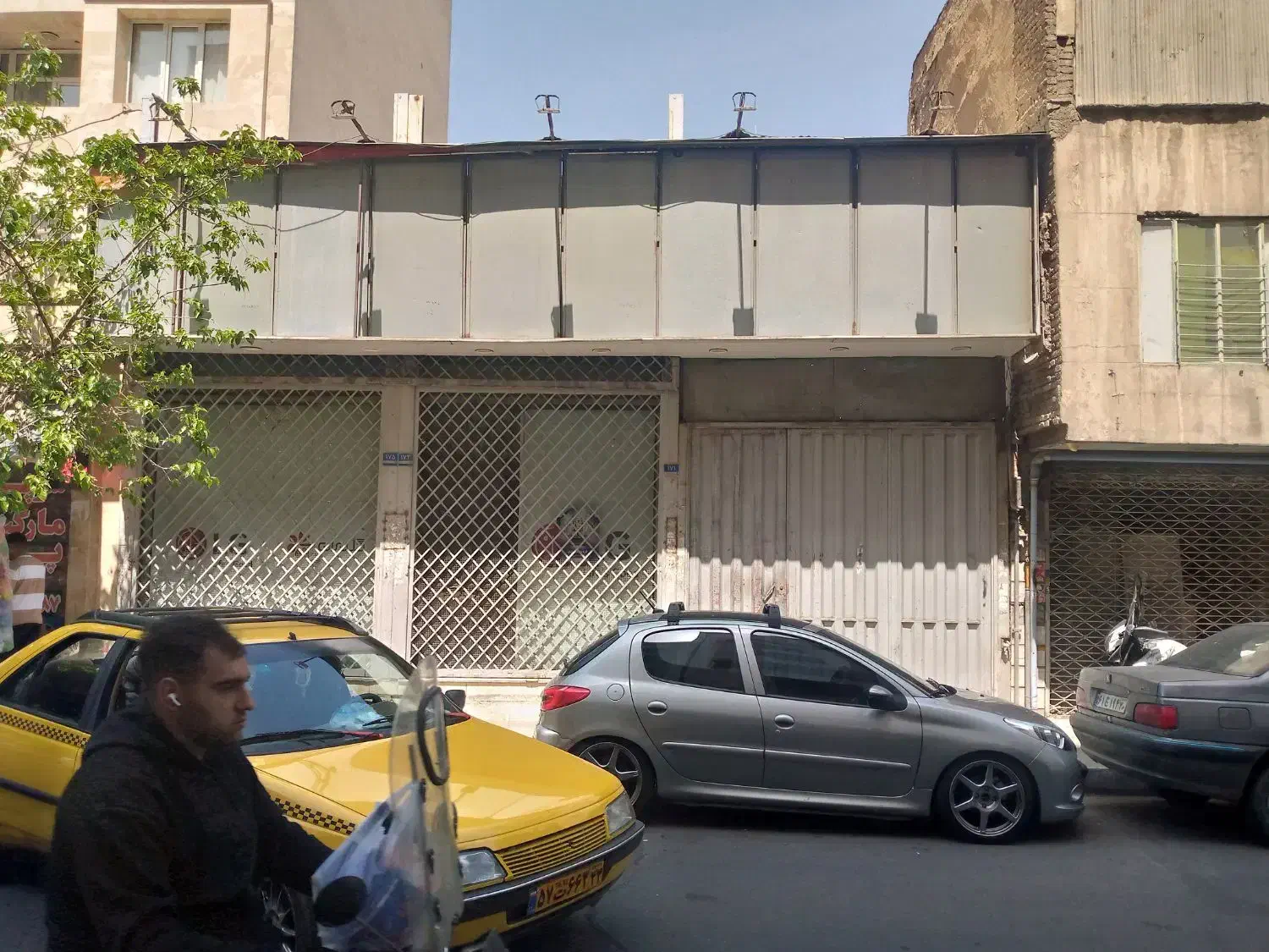 ۴۰متر تجاری ۱۲۰متر حیاط در اختیار
